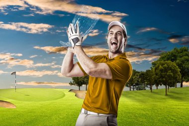 Golf oyuncu turuncu gömlekli