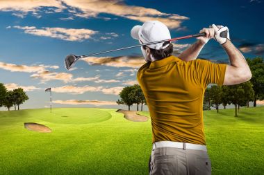 Golf oyuncu turuncu gömlekli