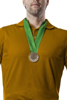 Golf oyuncu turuncu gömlekli