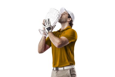 Golf oyuncu turuncu gömlekli