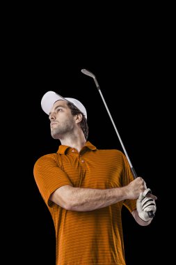 Golf oyuncu turuncu gömlekli