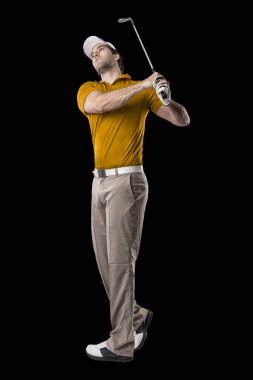 Golf oyuncu turuncu gömlekli