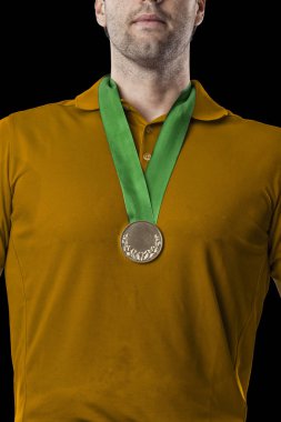 Golf oyuncu turuncu gömlekli