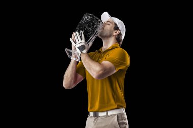 Golf oyuncu turuncu gömlekli