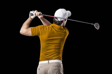 Golf oyuncu turuncu gömlekli