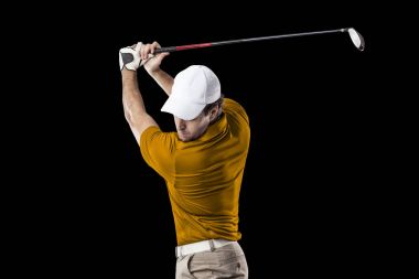 Golf oyuncu turuncu gömlekli