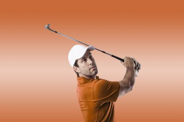 Golf oyuncu turuncu gömlekli