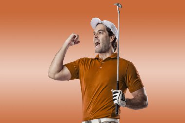 Golf oyuncu turuncu gömlekli