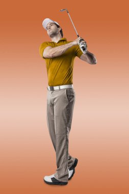 Golf oyuncu turuncu gömlekli