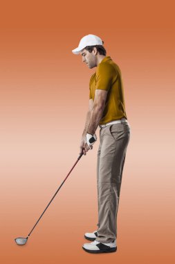 Golf oyuncu turuncu gömlekli