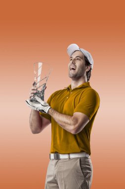 Golf oyuncu turuncu gömlekli