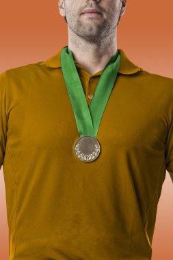 Golf oyuncu turuncu gömlekli