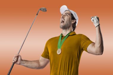 Golf oyuncu turuncu gömlekli