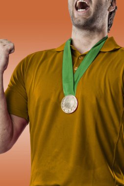 Golf oyuncu turuncu gömlekli