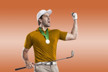 Golf oyuncu turuncu gömlekli