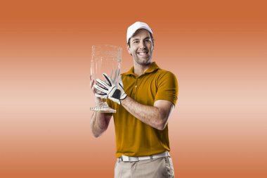 Golf oyuncu turuncu gömlekli