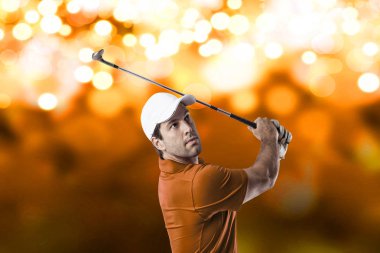 Golf oyuncu turuncu gömlekli