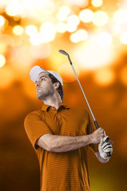 Golf oyuncu turuncu gömlekli