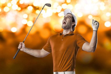 Golf oyuncu turuncu gömlekli