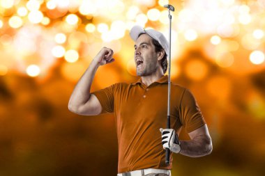 Golf oyuncu turuncu gömlekli