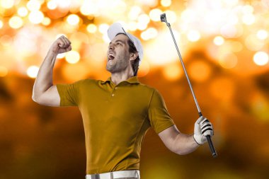 Golf oyuncu turuncu gömlekli