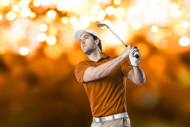 Golf oyuncu turuncu gömlekli