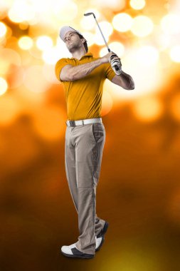 Golf oyuncu turuncu gömlekli