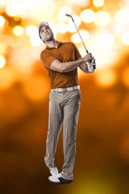 Golf oyuncu turuncu gömlekli