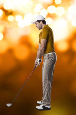 Golf oyuncu turuncu gömlekli