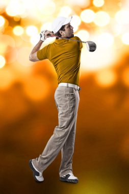 Golf oyuncu turuncu gömlekli