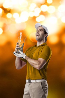 Golf oyuncu turuncu gömlekli