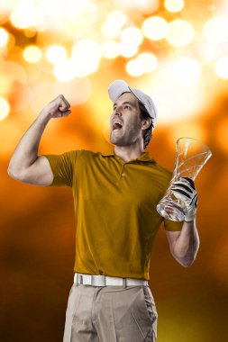 Golf oyuncu turuncu gömlekli