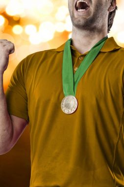 Golf oyuncu turuncu gömlekli