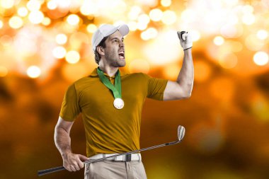 Golf oyuncu turuncu gömlekli