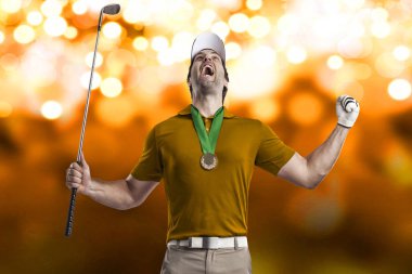 Golf oyuncu turuncu gömlekli