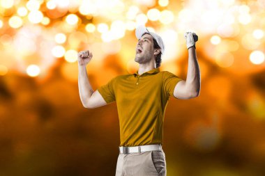 Golf oyuncu turuncu gömlekli