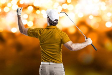 Golf oyuncu turuncu gömlekli