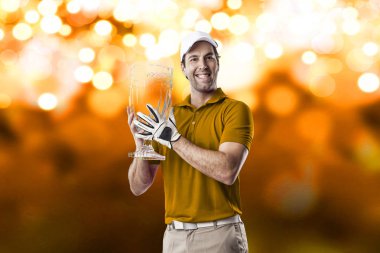 Golf oyuncu turuncu gömlekli