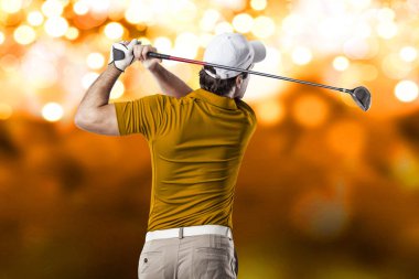 Golf oyuncu turuncu gömlekli