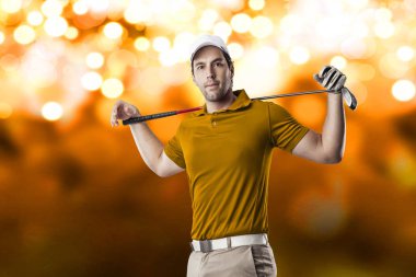 Golf oyuncu turuncu gömlekli