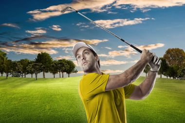 Golf oyuncu sarı gömlekli