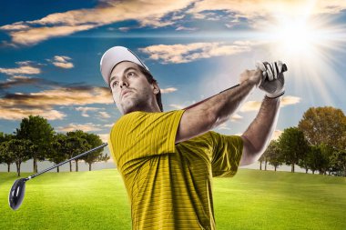 Golf oyuncu sarı gömlekli