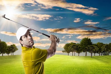 Golf oyuncu sarı gömlekli