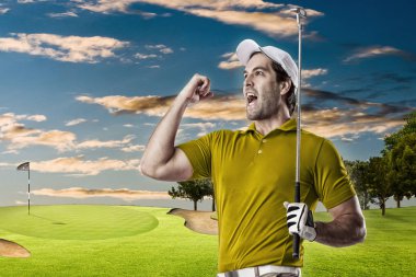 Golf oyuncu sarı gömlekli