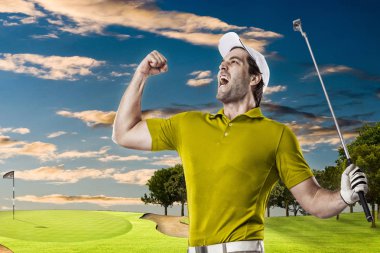 Golf oyuncu sarı gömlekli