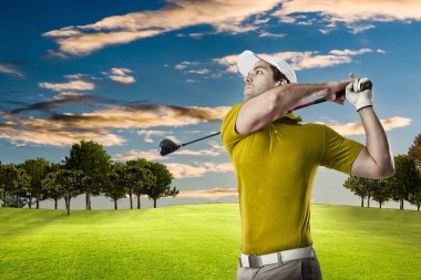 Golf oyuncu sarı gömlekli