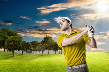 Golf oyuncu sarı gömlekli