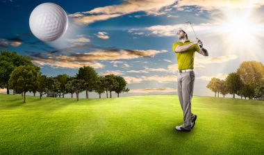 Golf oyuncu sarı gömlekli