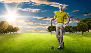 Golf oyuncu sarı gömlekli