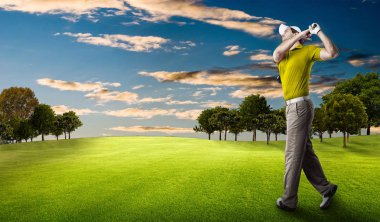 Golf oyuncu sarı gömlekli